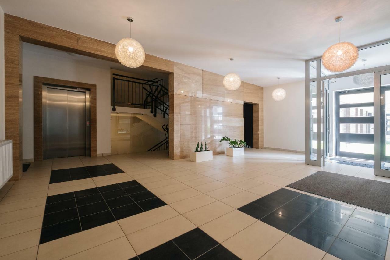 Modern Apartment Across The Ponds Varsovia Exterior foto