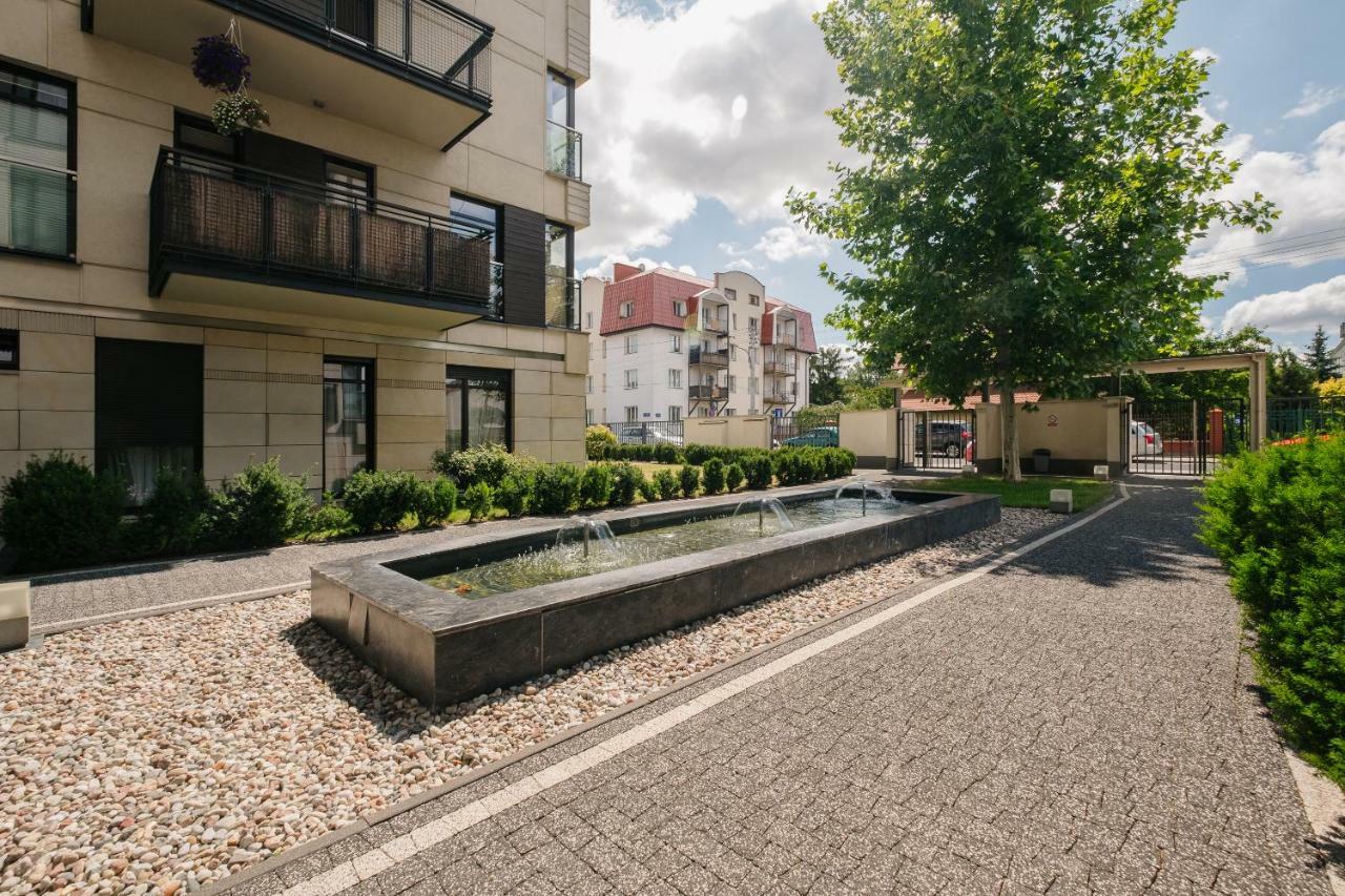 Modern Apartment Across The Ponds Varsovia Exterior foto